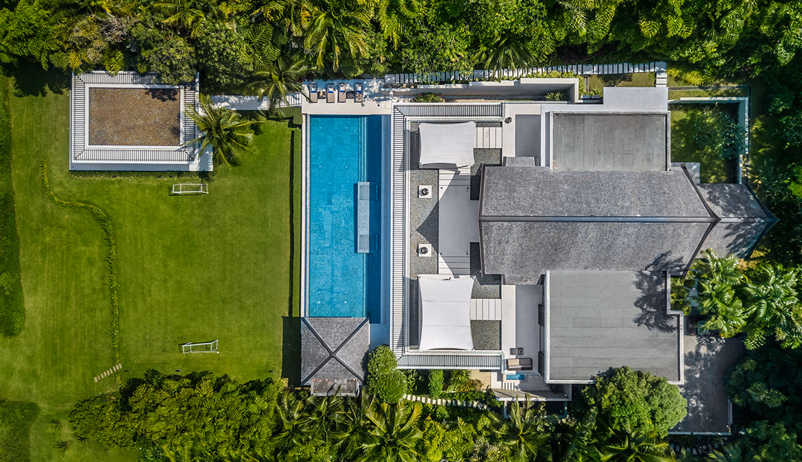 This photo shows an infinity pool overlooking the ocean.