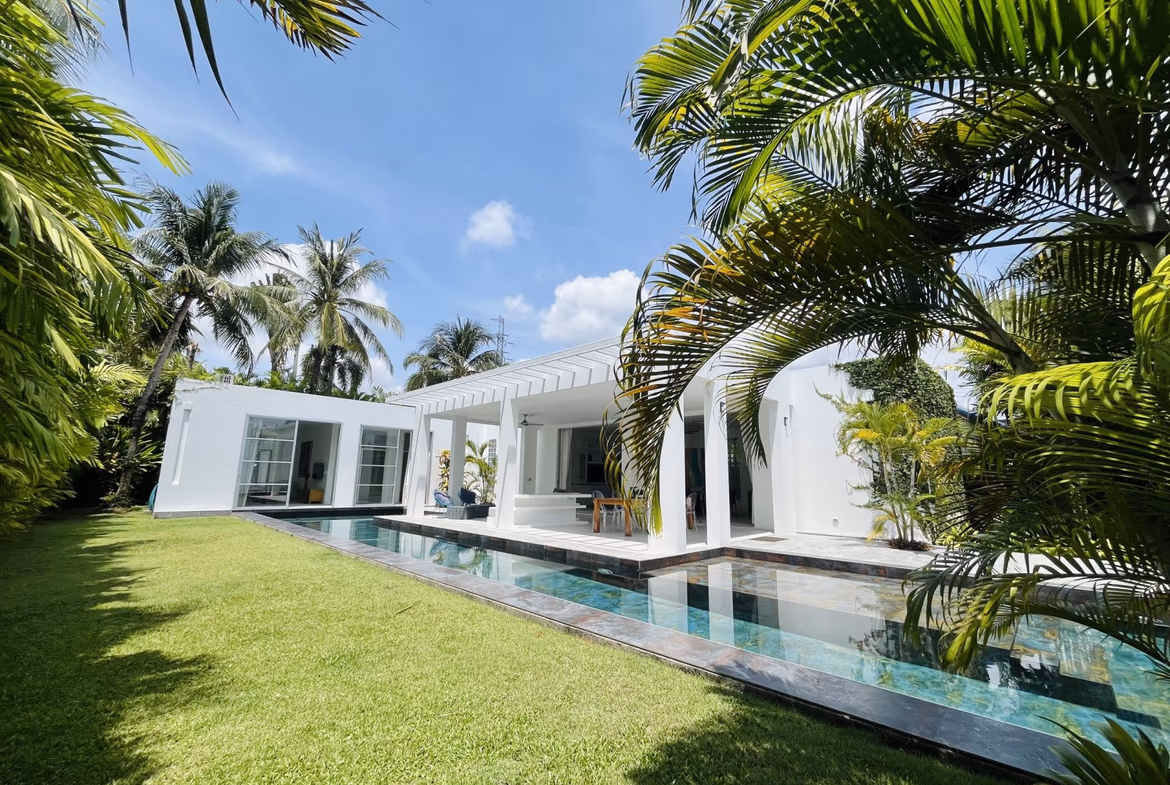 A modern 4-bedroom villa in Koh Kaew, featuring a large swimming pool.
