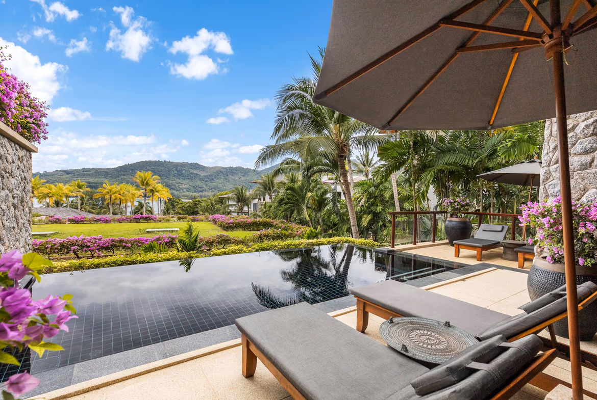 Three-bedroom apartment in Kamala with a private pool. The spacious balcony overlooks the ocean.