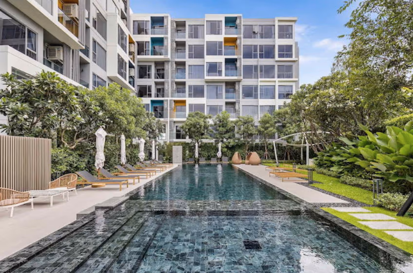 A one-bedroom condominium near the beach in Cherngtalay, featuring a lakeside view.