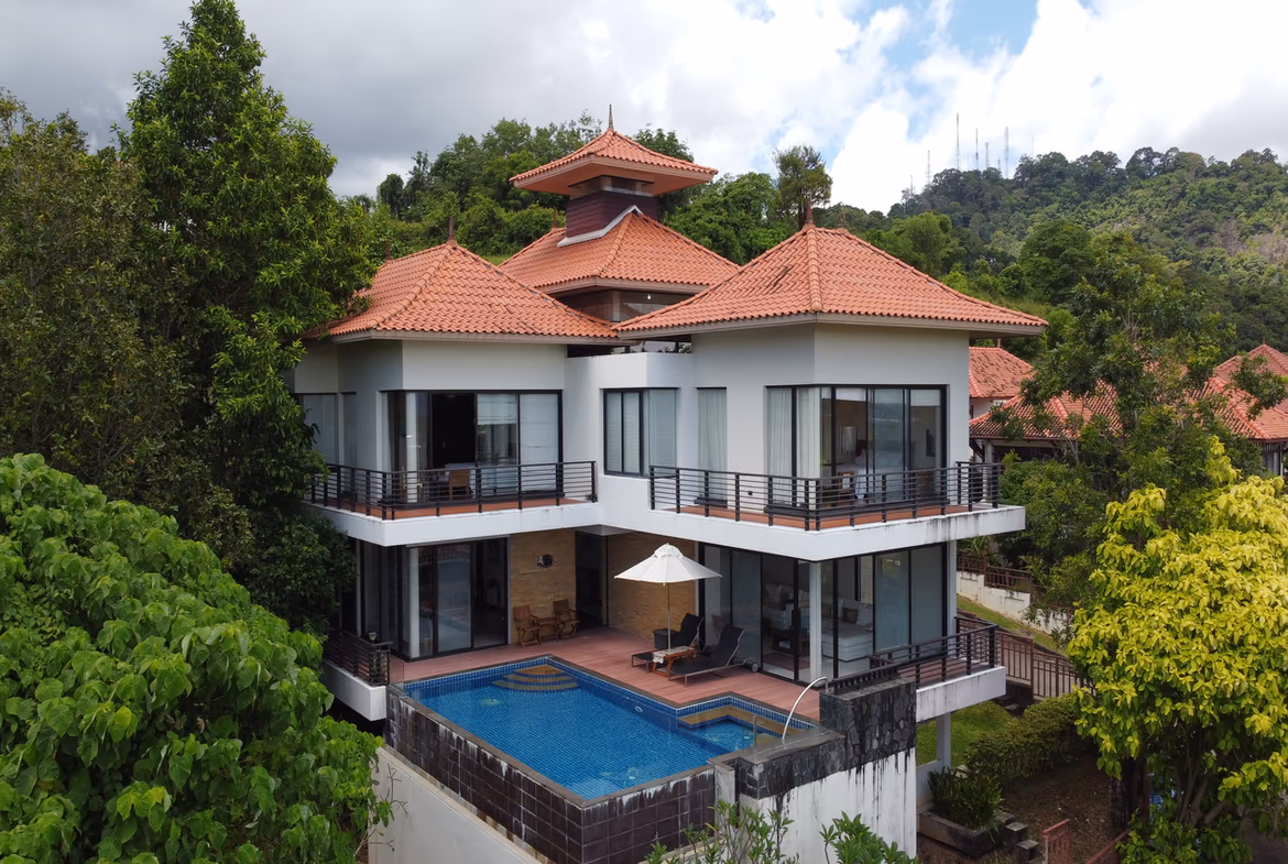 An outdoor, infinity-edge swimming pool overlooks the ocean.